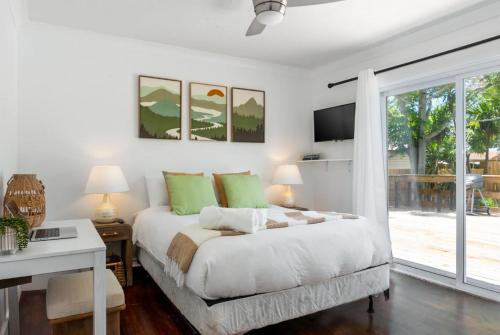 Voodi või voodid majutusasutuse St Petes Beach House 3BR 2 5BA Sleeps 8 Pool Pickleball Games BBQ toas