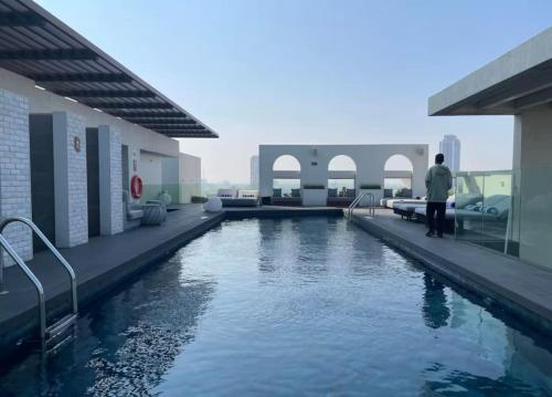 Bazén v ubytování Hive Stayz - 1 Bedroom in Pearl House Harbor Row nebo v jeho okolí