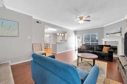 Køkken eller tekøkken på Frisco Castle 3BR, Garage Parking, Gated Backyard