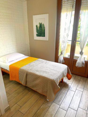 a bedroom with a bed and a window at APPARTAMENTO CREMONA FIERA in Cremona