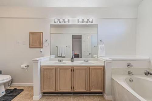 Et badeværelse på Frisco Castle 3BR, Garage Parking, Gated Backyard