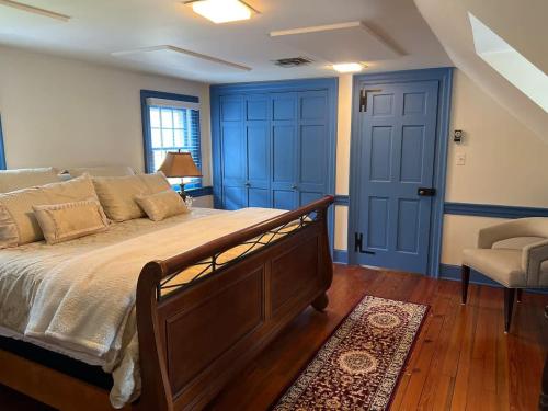 Postel nebo postele na pokoji v ubytování Vaux Hall Manor - 5BR Historic Farmhouse on Bay