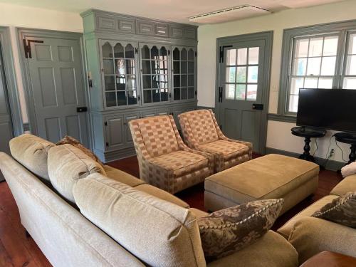 Posezení v ubytování Vaux Hall Manor - 5BR Historic Farmhouse on Bay