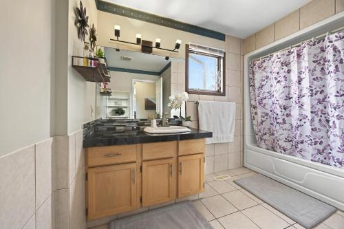 Una cocina o cocineta en Calgary - By Mountains and Ski