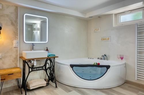 Koupelna v ubytování L'Escapade Enchantée - Spa, Cheminée et Cinéma