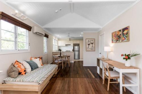 una sala de estar con un sofá y una mesa en Broadviews Secret Hideaway, en Brunswick Heads
