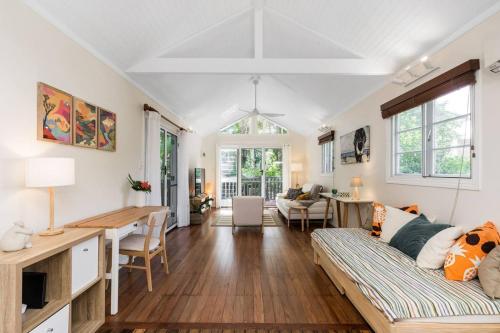 un soggiorno con un divano e un tavolo di Broadviews Secret Hideaway a Brunswick Heads