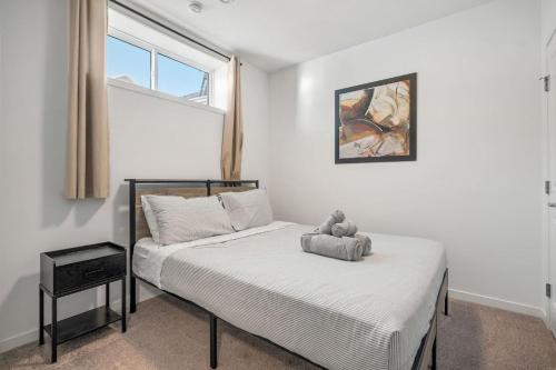 Ένα ή περισσότερα κρεβάτια σε δωμάτιο στο Private Basement Magnolia Retreat Family Friendly Suite near Seton and Lake