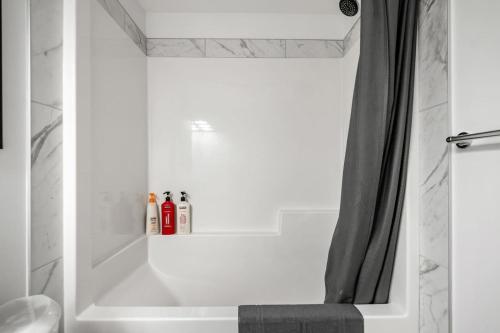 Ένα μπάνιο στο Private Basement Magnolia Retreat Family Friendly Suite near Seton and Lake