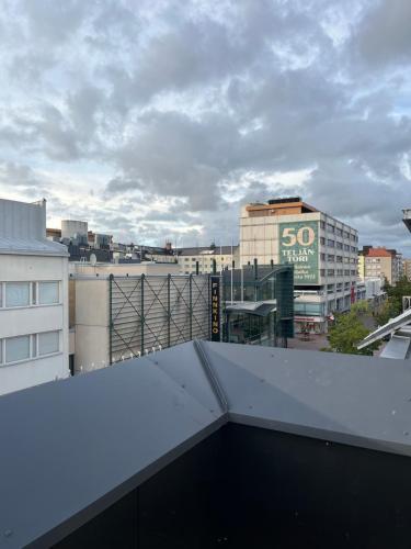 ein Blick auf eine Stadt vom Dach eines Gebäudes in der Unterkunft City center apartment with sauna & rooftop terrace in Pori