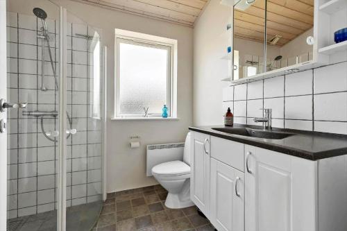 een badkamer met een toilet, een wastafel en een douche bij LN2032-Hjorring-Krattet-9 in Lønstrup