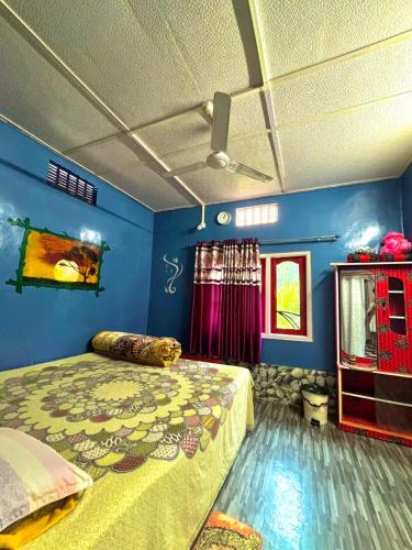 Una cama o camas en una habitación de Gurung Guest House