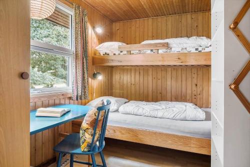 a bedroom with a bunk bed and a desk and a bed at K20091-Store-Fuglede-Lyngsvinget-3 in Bjerge