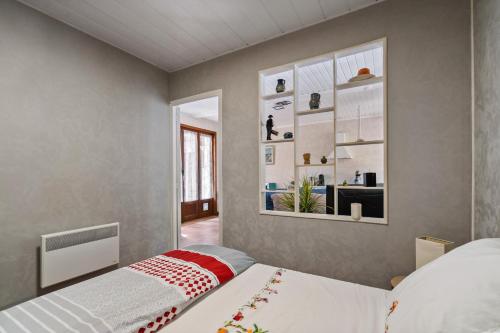 a bedroom with a bed and a mirror on the wall at studio maupas in Vienne