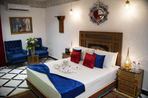 Cama o camas de una habitación en Riad Jnane Fes Medina & Luxury Palace