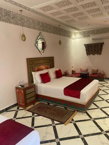 Cama o camas de una habitación en Riad Jnane Fes Medina & Luxury Palace