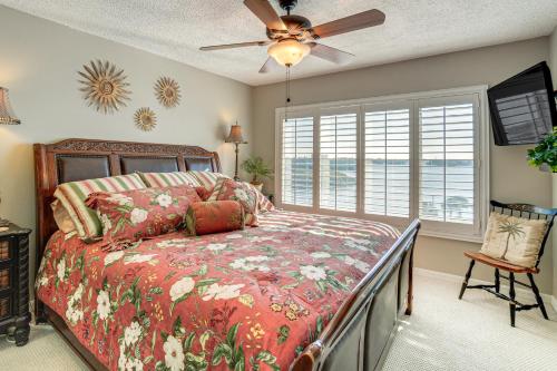 Postel nebo postele na pokoji v ubytování Walk to Turtle Beach! Bayfront Unit with Pool and Dock