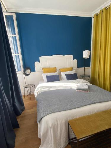 Chambre bleue et or 16m2 chez l'habitant dans appartement 100m2 centre ville