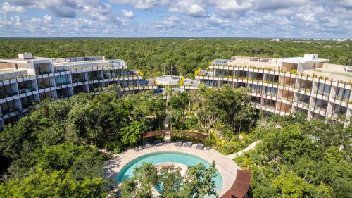 une vue aérienne d'un complexe hôtelier avec piscine dans l'établissement Mistiq Temple I, à Tulum