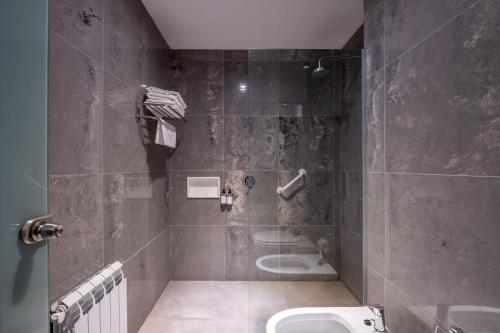 a bathroom with a sink and a toilet in it at Calina Casa de Huéspedes in Villa General Belgrano