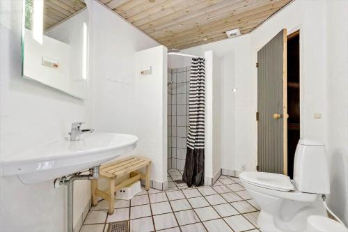 Koupelna v ubytování 8866-Glesborg-Kalvehavestien-14