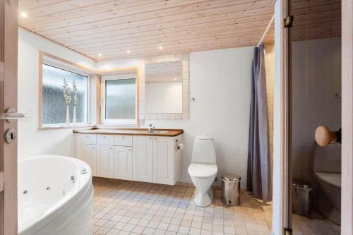 un bagno con vasca, WC e lavandino di TV1683-Strandby-Bygmarken-2 a Bratten Strand