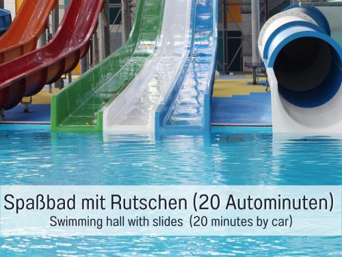 una sala de natación con minutos por en Traum-Ferienhaus Burghalde, en Alpirsbach