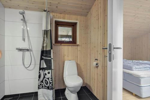 een kleine badkamer met toilet en douche bij JB363-Fjerritslev-Tolderstien-8 in Torup Strand