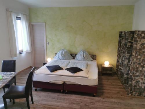 Cama o camas de una habitación en Frühstückspension Gasthof Gesslbauer