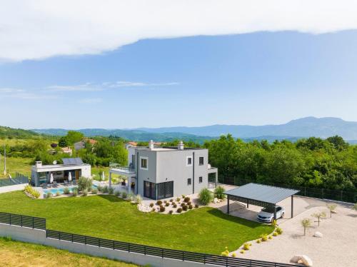 an aerial view of a house with a tennis court at Villa Tia in Kukurini - Haus für 8 Personen in Pićan