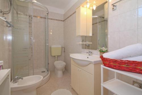 Ένα μπάνιο στο Felix in Sveta Marina - Haus für 6-7 Personen