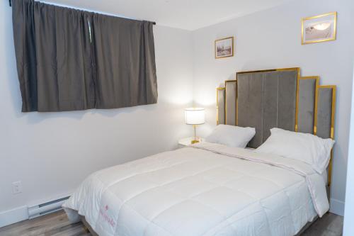 Ένα ή περισσότερα κρεβάτια σε δωμάτιο στο Luxury One Bedroom Private Apartment just 7 minutes from the Airport