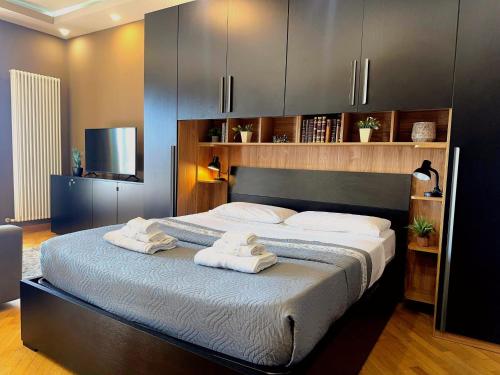 a bedroom with a large bed with towels on it at Appartamento Cremona Stazione in Cremona