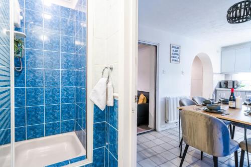 IfieldにあるHoneysuckle House 5BR Crawley,10min Gatwick Airport, Contractor friendly, Temporary Housing, Relocations,Free WIFI, Parking for 2 vehiclesのバスルーム(バスタブ付)、キッチン(テーブル付)