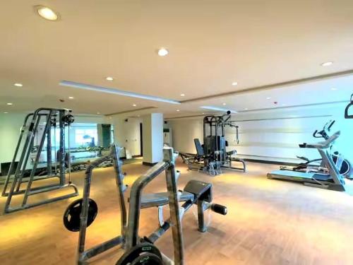 - une salle de sport avec plusieurs tapis de course et machines dans l'établissement Zameen Opel, à Lahore