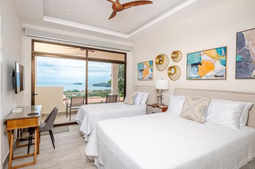 Un dormitorio con dos camas y un escritorio y una ventana. en Casa Bella Sunset-pool Villa In Coco Tasteful, en Coco