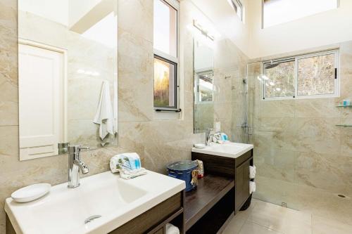 Koupelna v ubytování Sunset Ridge Ocean View & Infinity Pool