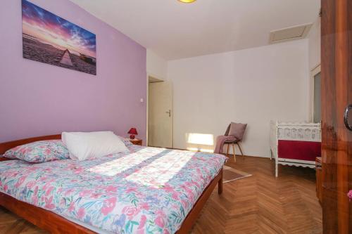 BarbanにあるInes in Barban - Haus für 4-5 Personenのベッドルーム1室(カラフルな掛け布団付きのベッド1台付)