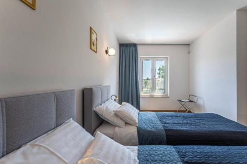 a bedroom with two beds and a window at Villa Vera in Ližnjan - Haus für 8 Personen in Ližnjan