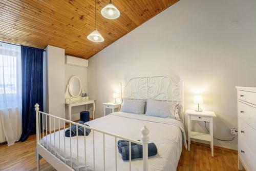 a bedroom with a white bed and a wooden ceiling at Villa Ene in Pula - Haus für 6 Personen in Pula