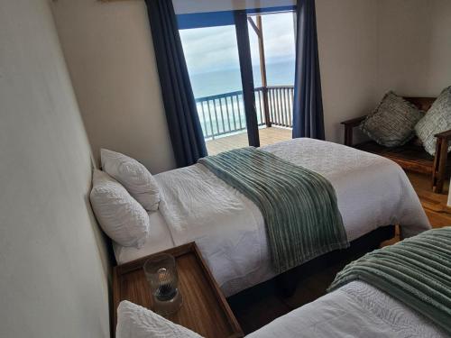 Postel nebo postele na pokoji v ubytování Oceanview Wooden Cottage