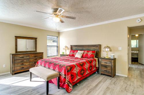 プレスコットにあるMountain-View Deck Pet-Friendly Home in Prescottの赤いベッドカバーがかかったベッドのある寝室