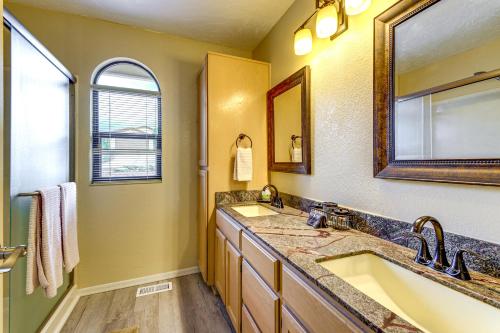 プレスコットにあるMountain-View Deck Pet-Friendly Home in Prescottの洗面台が2つと鏡があるバスルーム