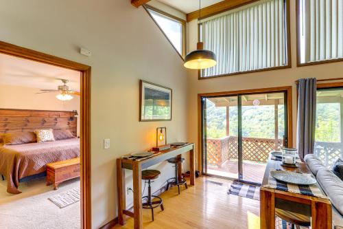 マギー・バレーにあるMaggie Valley Mountain Escape with Fireplace and Deck!のベッドと机のある寝室