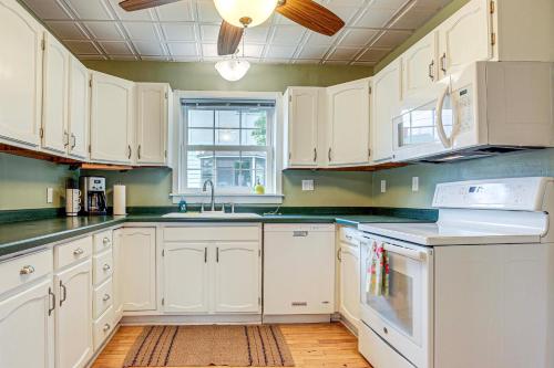 Dapur atau dapur kecil di 17 Mi to Porkies Getaway Steps to Beach and Main St