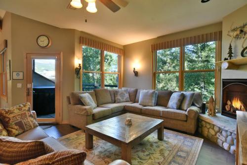 Χώρος καθιστικού στο Corral at Breckenridge Raven Condo: Soaking Tub, Views