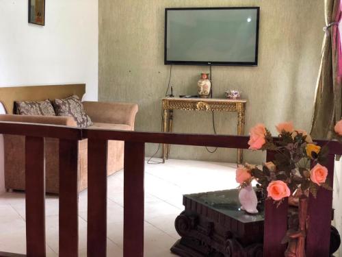 サルバドールにあるHostel e pousada casa amarelaのソファとテレビのあるリビングルーム