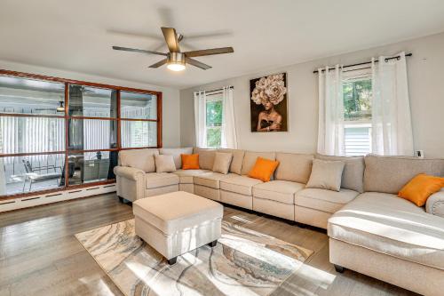 Χώρος καθιστικού στο 2 Mi to Town Home with Patio and Yard in Waterbury!