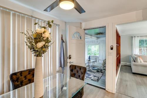 Χώρος καθιστικού στο 2 Mi to Town Home with Patio and Yard in Waterbury!