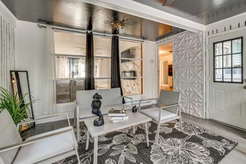 Χώρος καθιστικού στο 2 Mi to Town Home with Patio and Yard in Waterbury!